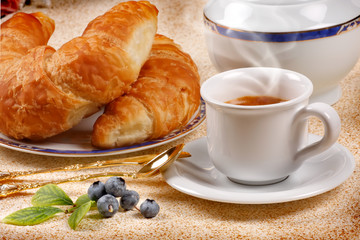 Caffè espresso con cornetti e frutti di mirtillo