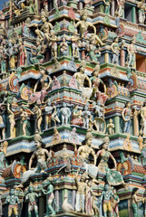 bunte figuren auf indischem hindu tempel