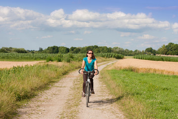 Obraz premium Junge Frau fährt Fahrrad