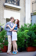 Fototapeta na wymiar Piękna romantyczna para przytulanie w pobliżu ich domu w Montmartre