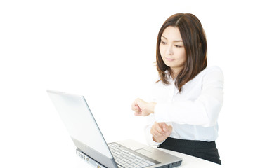 時間を気にするオフィスレディー