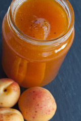 Confiture maison à l'abricot
