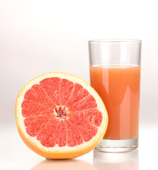 Fototapeta na wymiar Grapefruit juice and grapefruit isolated on white