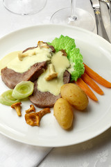 Beef tongue with chanterelles and new potatoes