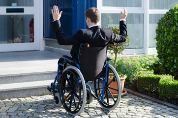gehbehinderter mann steht vor einer barriere