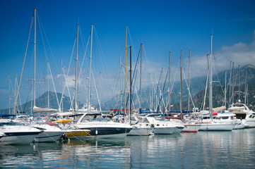 Fototapeta na wymiar Marina z jachtów i łodzi