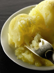 Écrasée de pomme de terre vapeur au beurre