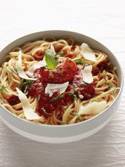 Spaghettis au coulis de tomates séchées, basilic et paremsan