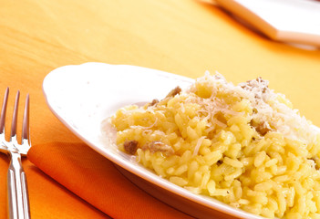 Risotto con zafferano e salsiccia, close-up