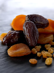 Abricots secs, dattes et raisins secs