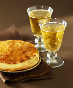 Galette des rois et verres de cidre
