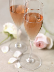 Coupes de champagne rosé et roses