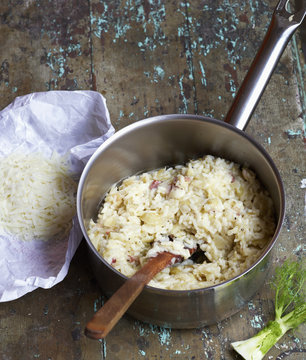 Pr&eacute;paration de risotto au fenouil et parmesan