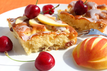 Kuchen mit Apfel und Kirschen