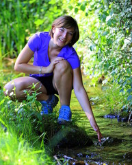 femme jouant dans un ruisseau