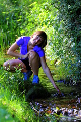 femme jouant dans un ruisseau