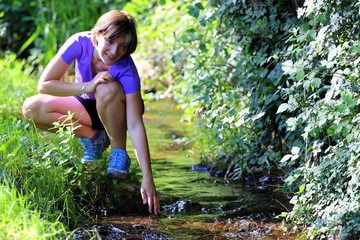 femme jouant dans un ruisseau