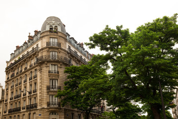 altes Haus mit Baum in Paris