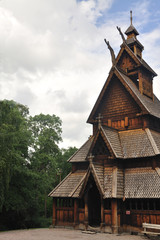 Fototapeta na wymiar Gol drewniany kościół w Oslo muzeum Folks