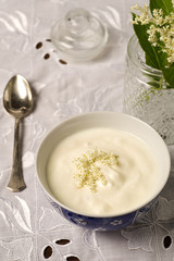 Joghurt mir Holunderblüten