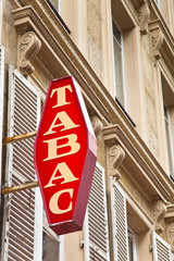 Naklejka premium Hausfassade mit Tabac - Schild in Frankreich