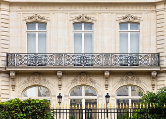 Naklejka premium Villa mit Balkon und Zaun in Paris
