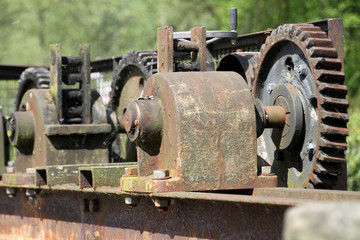 Alter Antrieb an einer Wasserwehr