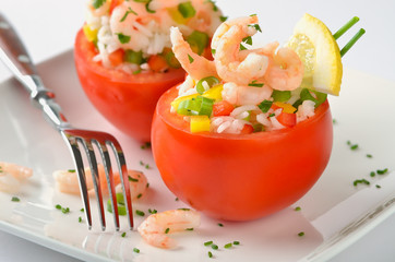Gefüllte Tomaten mit Garnelen-Reis-Salat