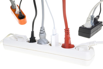 Mehrfachsteckdose voll mit Netzkabel