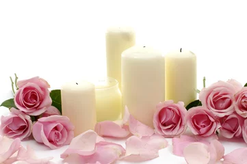 Fototapeten Spa-Hintergrund. Rosa Rose mit Blütenblättern und Kerze © Mee Ting