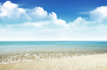 Fototapeta na wymiar Beautiful seascape with blue sky and cloud background