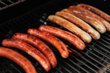 Bratwürste auf einem Grill