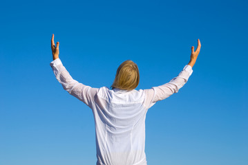 Mensch nimmt Botschaft auf