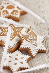 Braune Lebkuchensterne mit weissem Zuckerguß verziert