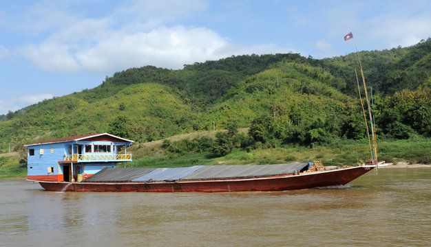 Barca mercantile sul fiume Mekong in Laos