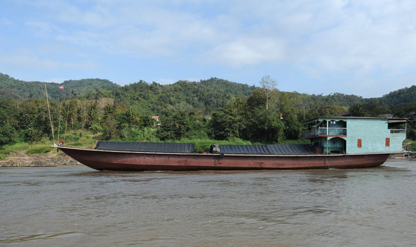 Barca mercantile sul fiume Mekong in Laos