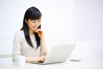 パソコンを使う女の子