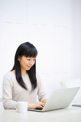 パソコンを使う女の子