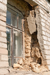Окно заброшенного дома