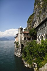 Naklejka premium Eremo di Santa Caterina del Sasso, LAgo Maggiore