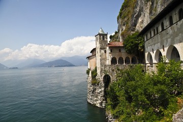 Fototapeta na wymiar Pustelnia Santa Caterina del Sasso, Jezioro Maggiore