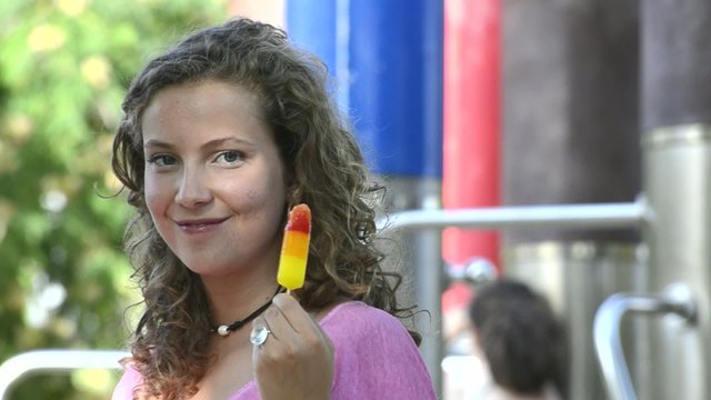 adolescente comiendo helado