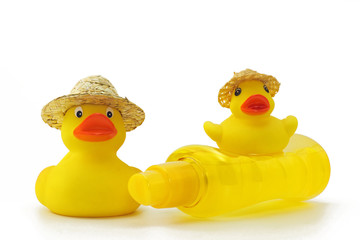 badeenten mit sonnenschutzspray