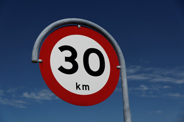 30 Km/h Zulässige Höchstgeschwindigkeit