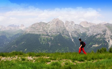 Fototapeta na wymiar walking tourist, Dolomite, Italy