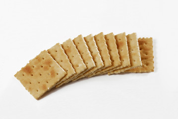 Galletas de soda en fondo blanco.