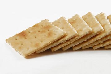 Galletas de soda en fondo blanco.