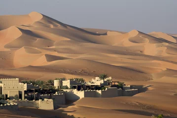 Fotobehang De woestijnduinen van Abu Dhabi © forcdan