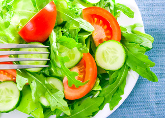 Fresh salad with tomatoes, rucola and cucumbers