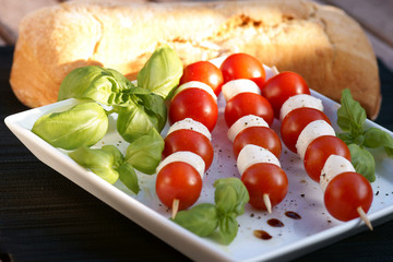 Tomaten-Mozzarella-Spieße